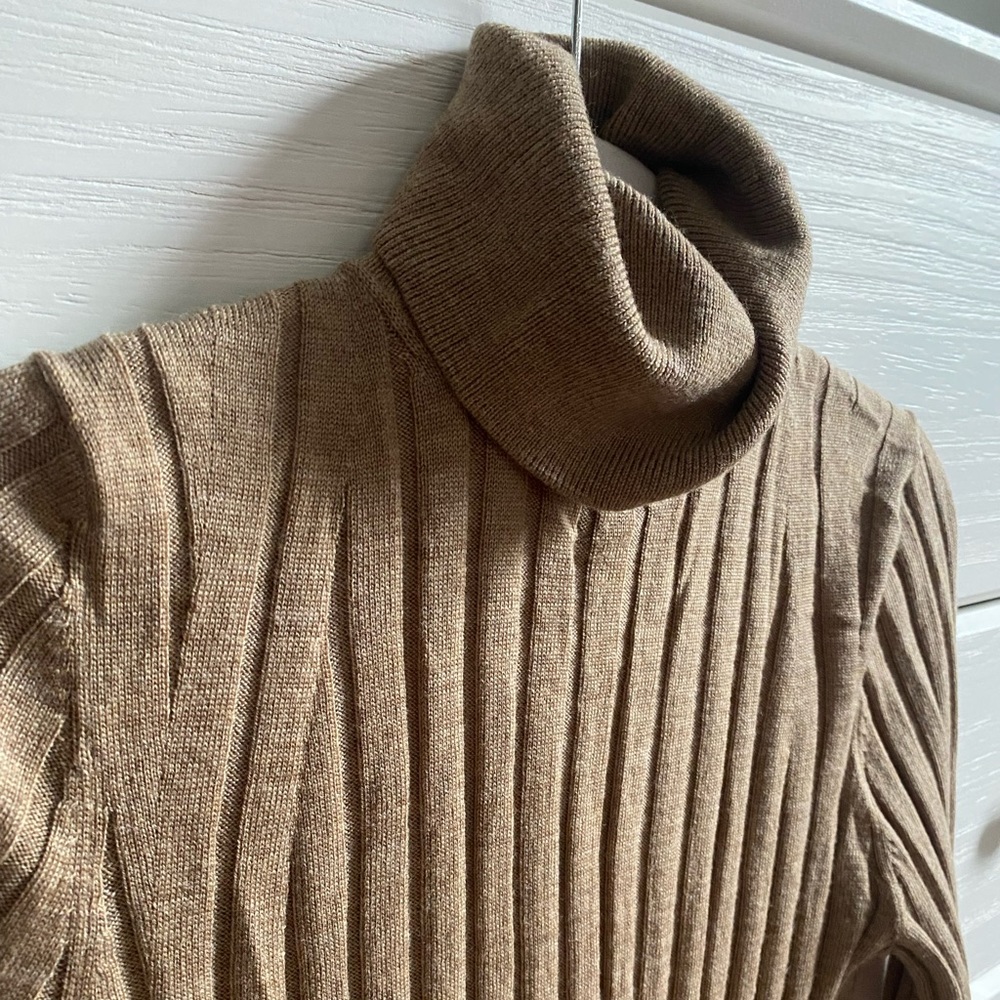 Banana Republic 100% merino wool taupe turtleneck EXCELLENT CONDITION